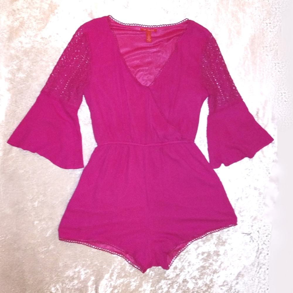 Chelsea & Violet Bell Sleeve Romper Shorts Sz S